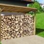 Weka Unterstellplatz Größe 2 aus Holz, gefüllt mit Holzscheiten. Ideal als Mülltonnenbox oder Holzlager.