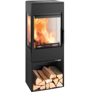 Schwarzer Haas+Sohn Kaminofen Wien Easy II mit Holzscheiten im unteren Fach. Stahl, 6,6 kW.