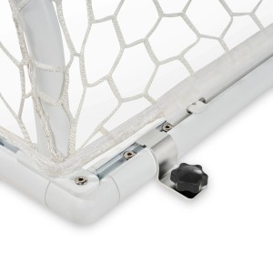 Detailaufnahme eines Exit Scala Fußballtors mit Erdanker für Naturrasen.