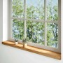 Helle Fensterbank aus Eiche (2 Stk.) 120x15 cm mit Deko-Elementen am Fenster.