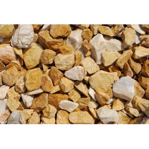Gold-ockerfarbener Marmorbruch (25-50 mm) im PE-Sack, geeignet für Zierkies- und Splittflächen.
