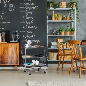 Relaxdays Servierwagen Metall klappbar, dunkelgrau mit Chromgestell, 2 Böden, Rollen, beladen mit Geschirr in Küche.