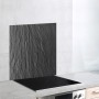 Wenko Glasrückwand Schiefer 60x70 cm als Küchenrückwand hinter einem Kochfeld.