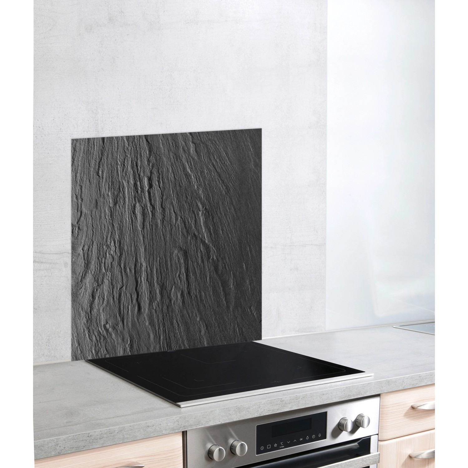 Wenko Glasrückwand Schiefer 60x70 cm als Küchenrückwand hinter einem Kochfeld.