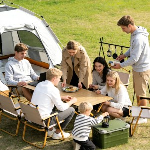 Klappbarer Campingtisch in Holzoptik mit Personen beim Camping. Robuster, wetterfester Falttisch für Outdoor.