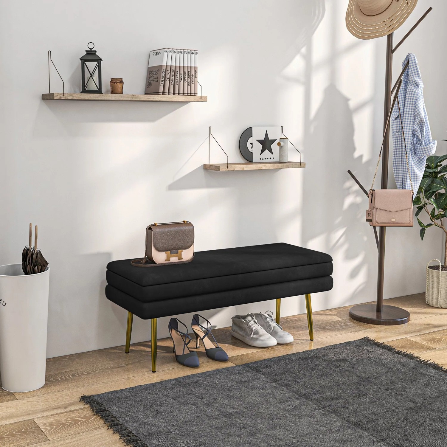 Schwarze Samtoptik Sitzbank mit Stauraum und goldenen Beinen. Ideal als Polsterbank oder Hocker im Flur.