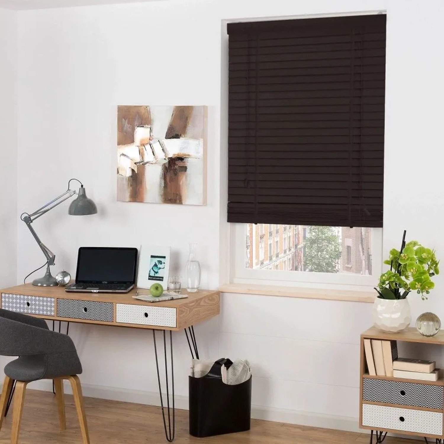 Schwarze Sol Royal Holzjalousie SolDecor BE5, 130x250cm, im modernen Arbeitszimmer.