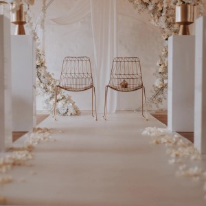 Weißer Primaflor Eventteppich Podium als Musterstück in festlicher Hochzeitsdekoration.