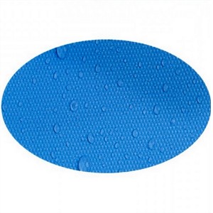 Detailaufnahme der blauen Poolfolie des Holzpool Sets Java mit Wassertropfen.