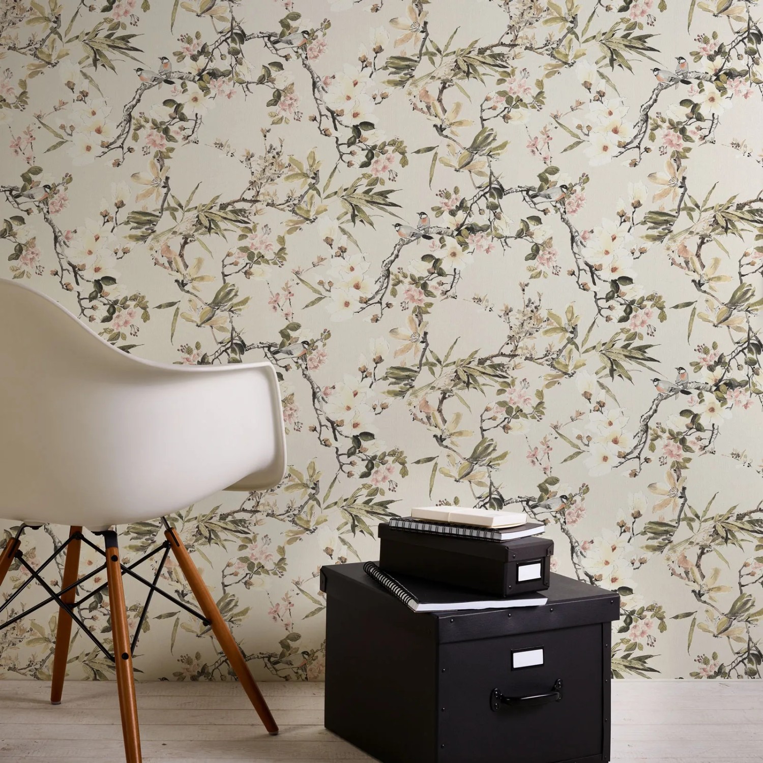 Romantische Vliestapete mit Kirschblüten und Rotkehlchen für Schlafzimmer und Küche.