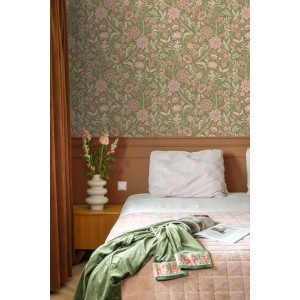 ESTAhome Vliestapete mit grünem Blumenmuster und Terrakottarosa Akzenten. Dekorative Tapete für einen Vintage-Look im Schlafzimmer.