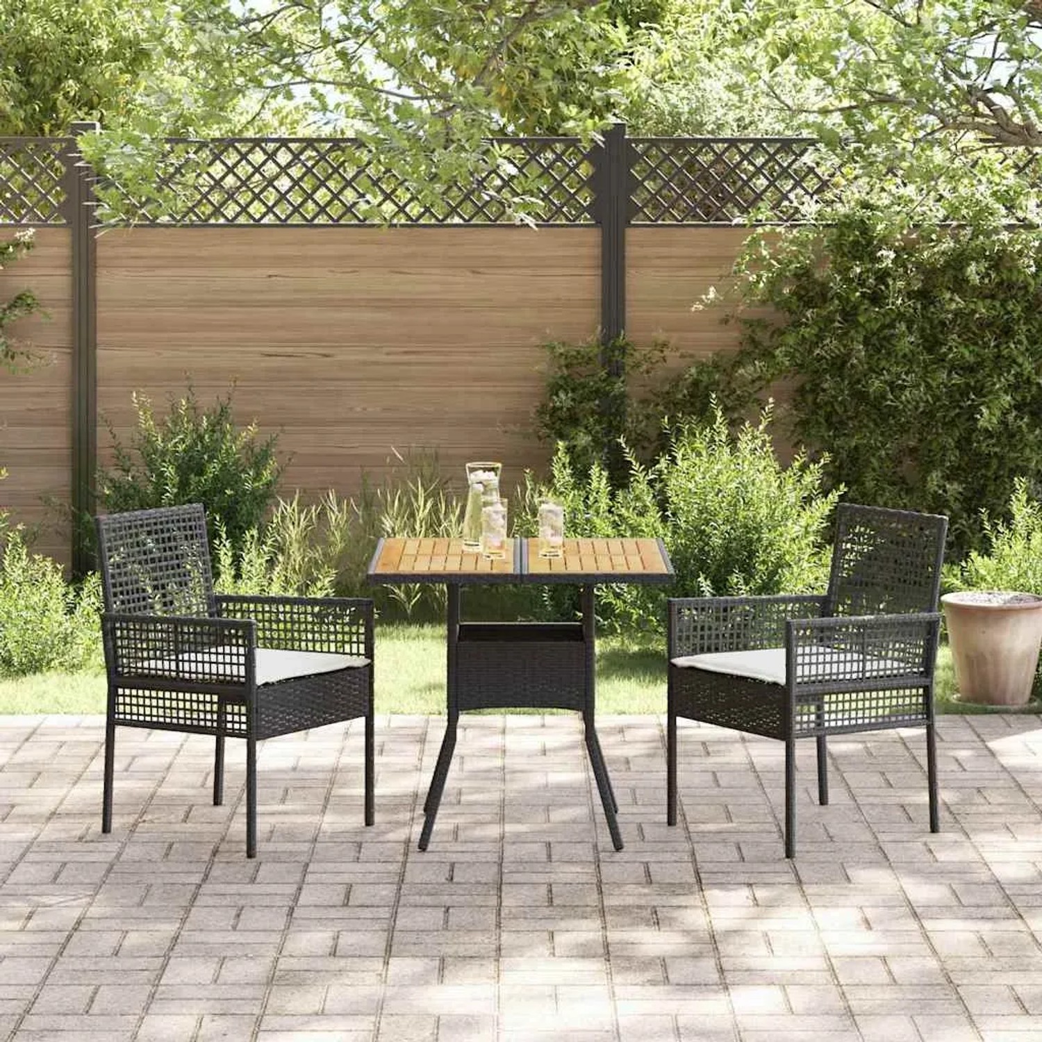 Schwarze 3-tlg. vidaXL Garten Essgruppe aus Poly Rattan mit Tisch und zwei Stühlen.