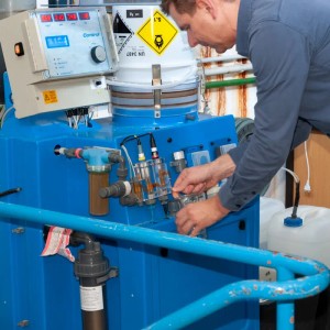 PCE Instruments Photometer CP 10 Messgerät bei der Wasseranalyse.