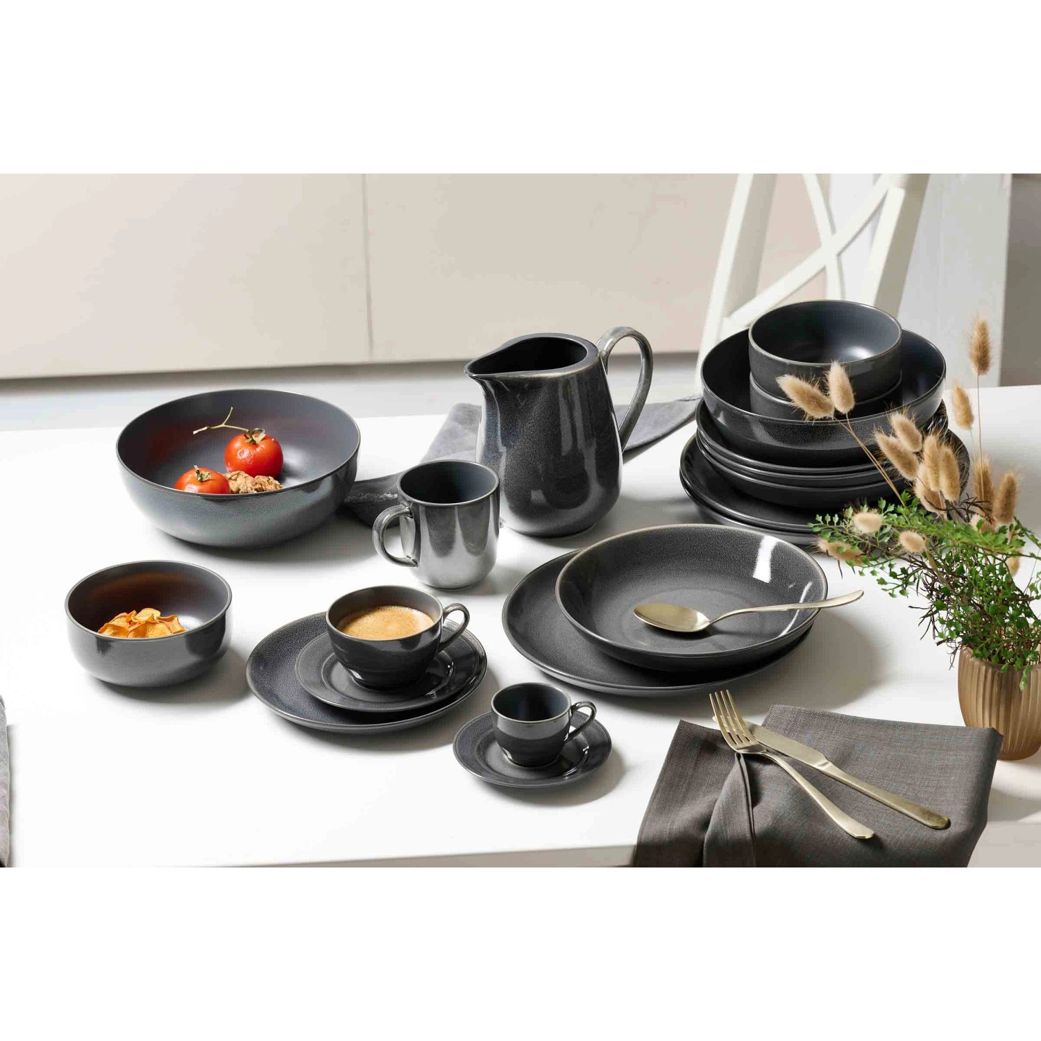 Ritzenhoff & Breker Toledo 8-teiliges Tafel-Set aus Steinzeug in Graphitgrau mit Tellern und Schalen.