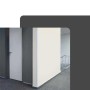 Weißes Dalsys PVC Winkelprofil selbstklebend an heller Wand Ecke im Flur. Schützt Kanten zuverlässig.