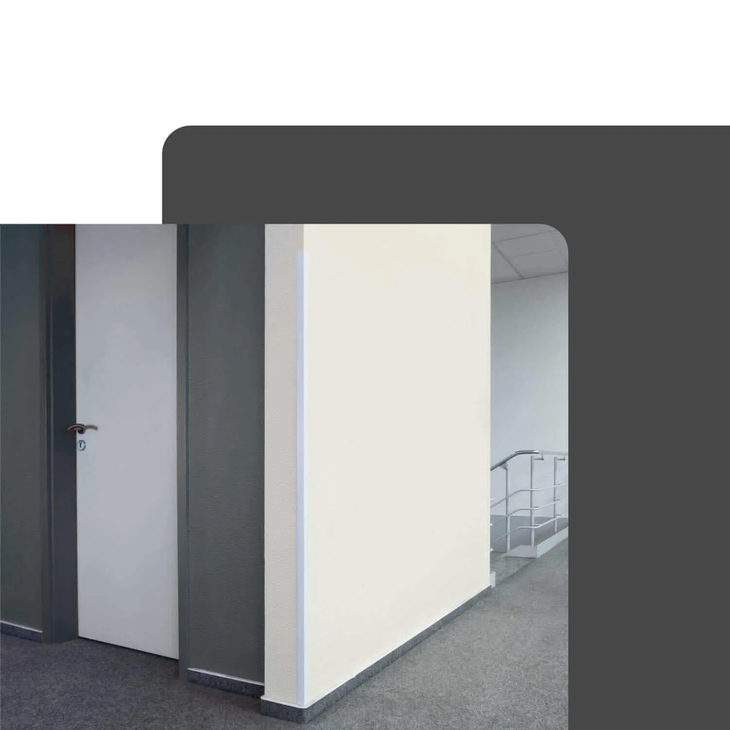 Weißes Dalsys PVC Winkelprofil selbstklebend an heller Wand Ecke im Flur. Schützt Kanten zuverlässig.