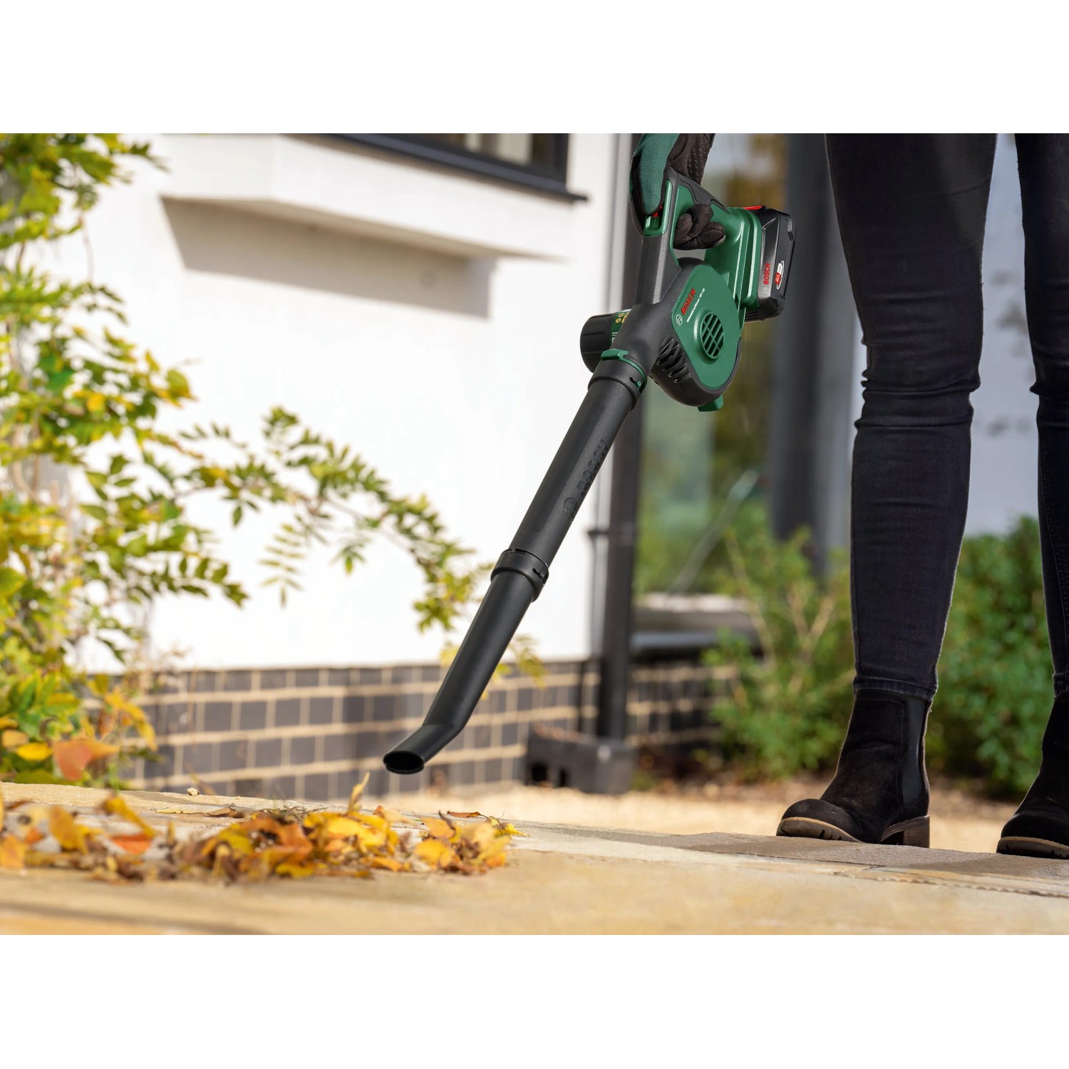 Bosch Akku-Laubbläser UniversalLeafBlower 18V-130 im Einsatz zum Laub entfernen.