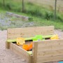 Wendi Toys Sandkasten aus FSC®-Holz mit Abdeckung und Sitzfläche, 120x120 cm.