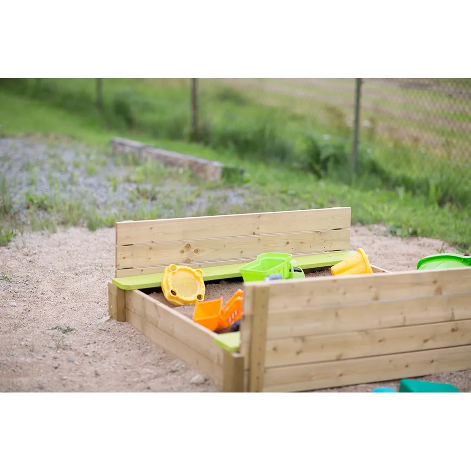 Wendi Toys Sandkasten aus FSC®-Holz mit Abdeckung und Sitzfläche, 120x120 cm.