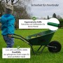 Grüne TRUTZHOLM Kinderschubkarre mit Trecker Motiv und Kind im Garten.