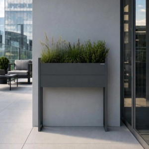Hoher, anthrazitfarbener Metall-Blumenkübel MARGARET H aus verzinktem Stahl mit Pflanzen auf modernem Balkon.