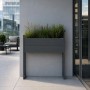 Hoher, anthrazitfarbener Metall-Blumenkübel MARGARET H aus verzinktem Stahl mit Pflanzen auf modernem Balkon.