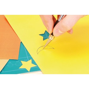Wolfcraft Präzisionsmesser schneidet Mond aus gelbem Papier. Basteln mit Messer.