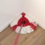 Vileda Wischmopp Turbo Easy Wring & Clean im Einsatz in einer Ecke. Reinigungsgerät mit rotem Kopf und weiß-roten Fransen.