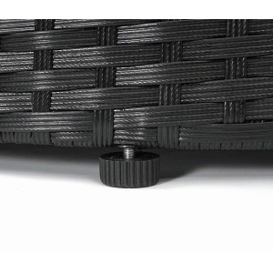 Detailaufnahme: Schwarze Poly-Rattan Lounge-Garnitur mit verstellbarem Fuß.