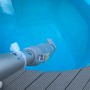 Pool-Handsauger im Einsatz: Akku-Sauger reinigt Pool von Schmutz.