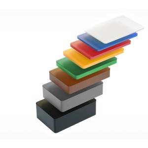 Bauheld Unterlegplatten aus Kunststoff, 250 Stück in verschiedenen Farben gestapelt.