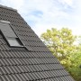 Velux Hitzeschutzmarkise mit Verdunkelung am Dachfenster, Farbe Anthrazit.