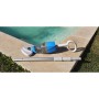 Summer Fun Orca 020H Pool Bodensauger kabellos mit Teleskopstange am Poolrand.