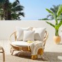 Beige Sonneninsel aus Rattan mit Kissen, 110x112x71 cm. Gartenmöbel für entspannte Stunden.