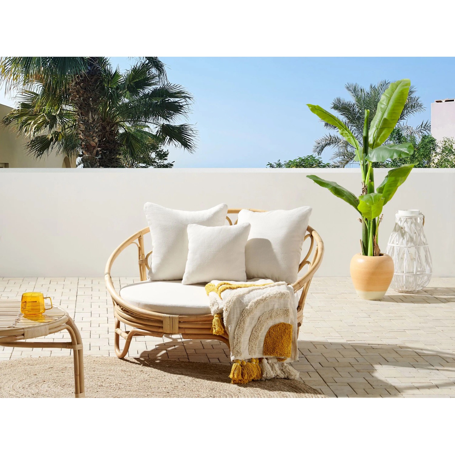 Beige Sonneninsel aus Rattan mit Kissen, 110x112x71 cm. Gartenmöbel für entspannte Stunden.