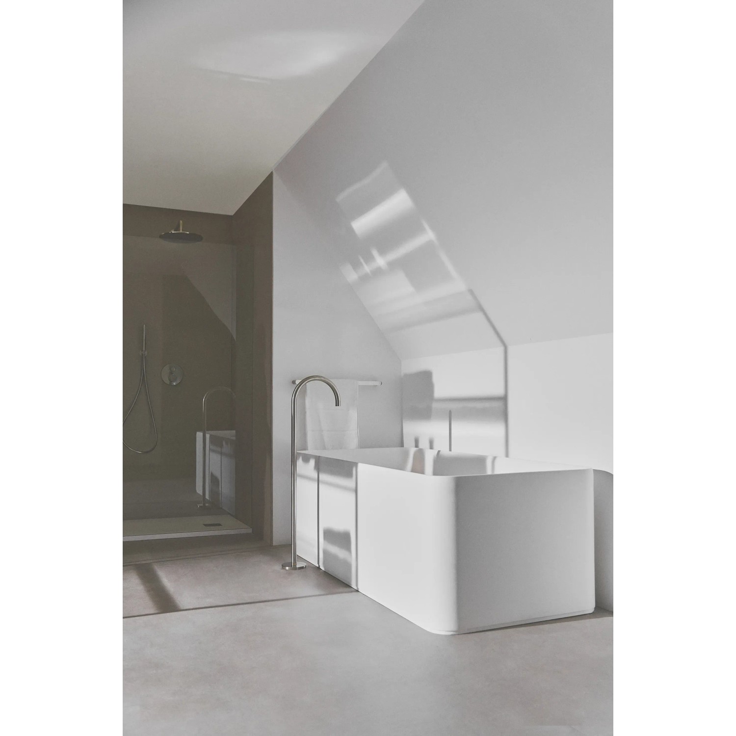 Ideal Standard Brausehalter Idealrain Atelier, rund, Chrom, in modernem Badezimmer.