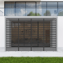 Anthrazitfarbene MWH FF-Eco-O Lamellenwand 85cm als Sichtschutz für Pergola vor modernem Haus mit Rasen.