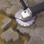 LUX Diamant-Trennscheibe 230 mm auf Winkelschleifer beim Steine schneiden.