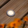 Runder Paulmann LED Bodeneinbaustrahler im Außenbereich, insektenfreundlich, eingelassen in Holzterrasse.