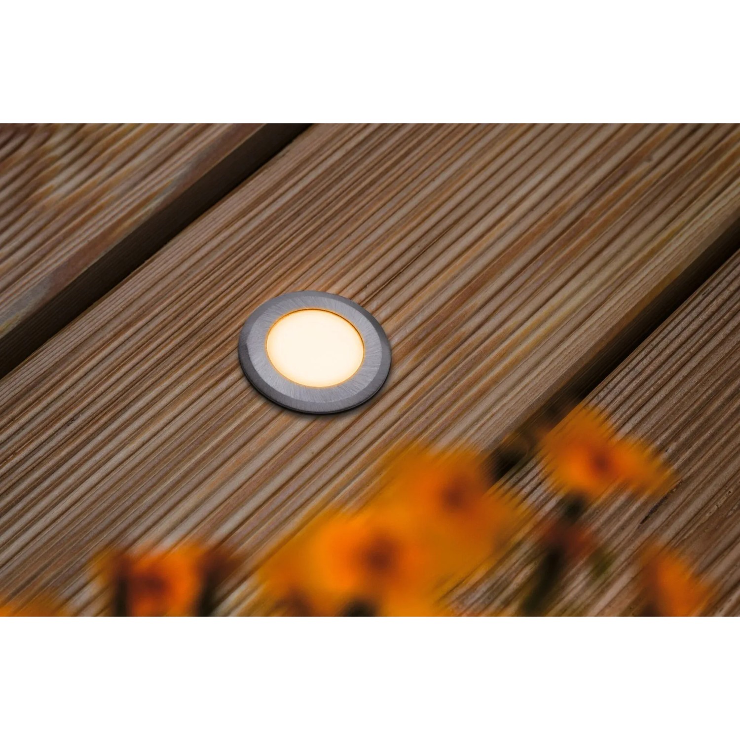 Runder Paulmann LED Bodeneinbaustrahler im Außenbereich, insektenfreundlich, eingelassen in Holzterrasse.