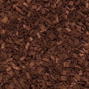 Nahaufnahme von braunen Galamio Holzhackschnitzeln als Dekormulch, ideal für Gartenwege und Beetabdeckung.