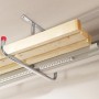 Verzinkter Deckenhaken in T-Form mit Holz und Rohren, montiert an einer Decke.