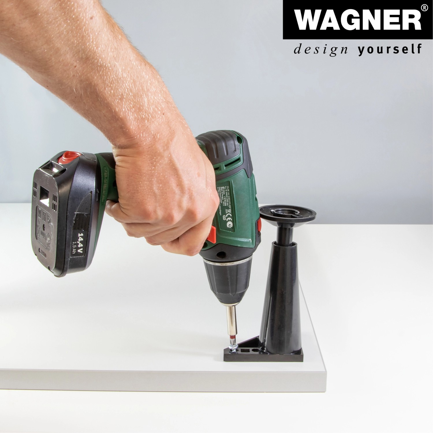 Montage eines schwarzen Wagner Möbelfußes mit Akkuschrauber. Möbelbein mit Softgleiter.