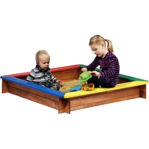 Bunter, wetterfester Sandkasten aus Holz (117x117 cm) mit spielenden Kindern.