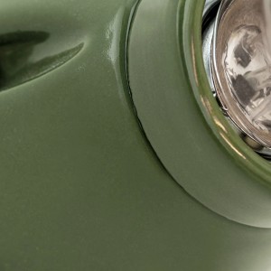 Detailaufnahme: Grüne Orion Keramik Wandleuchte mit E27 Fassung. Lampe für Innenräume.