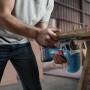 Bosch Professional Akku-Stichsäge GST 18V-125 S im Einsatz beim Holzsägen.