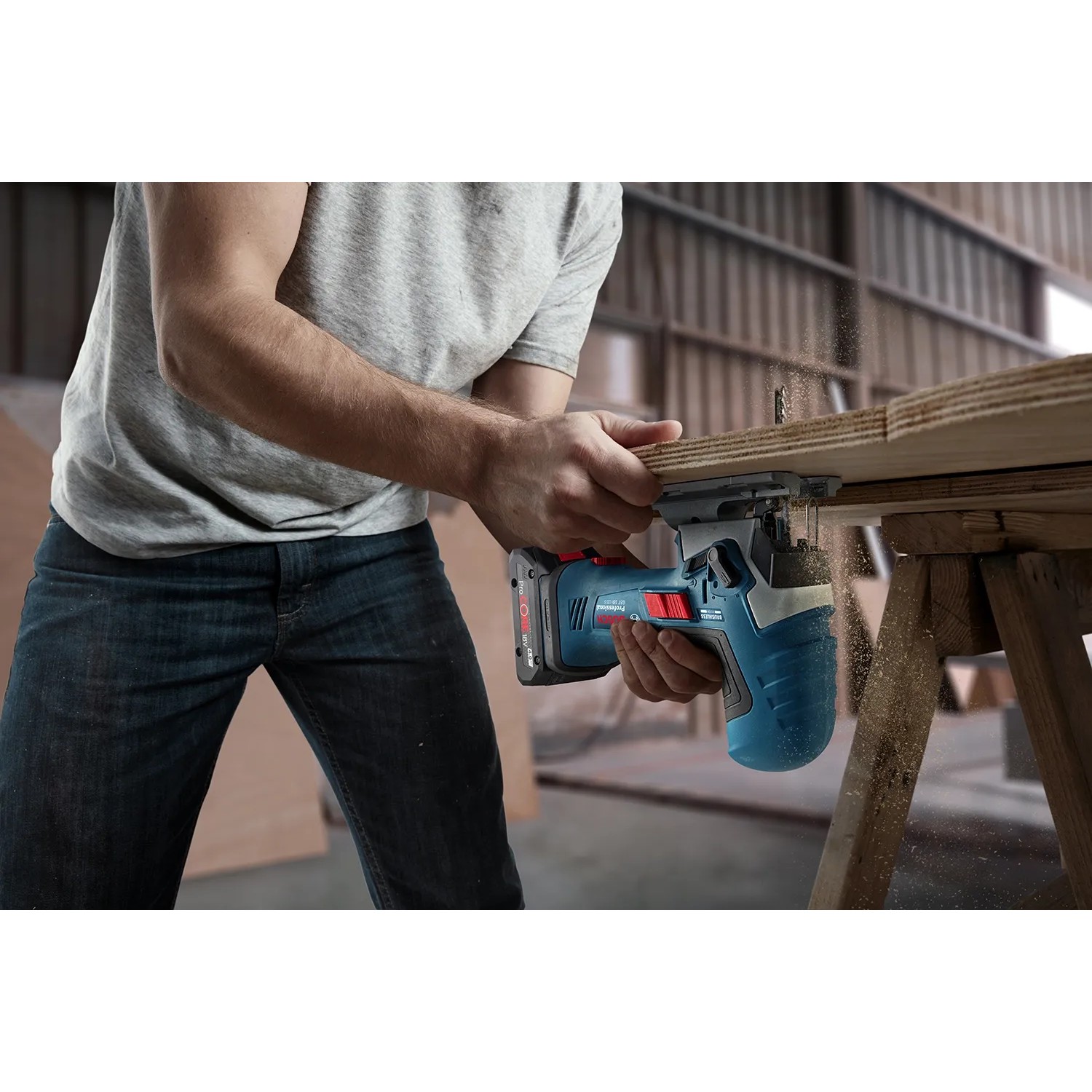 Bosch Professional Akku-Stichsäge GST 18V-125 S im Einsatz beim Holzsägen.