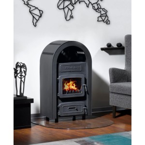 Schwarzer Wamsler Kamino Kaminofen (6 kW) mit Flammen im Brennraum in Wohnraum-Szene.