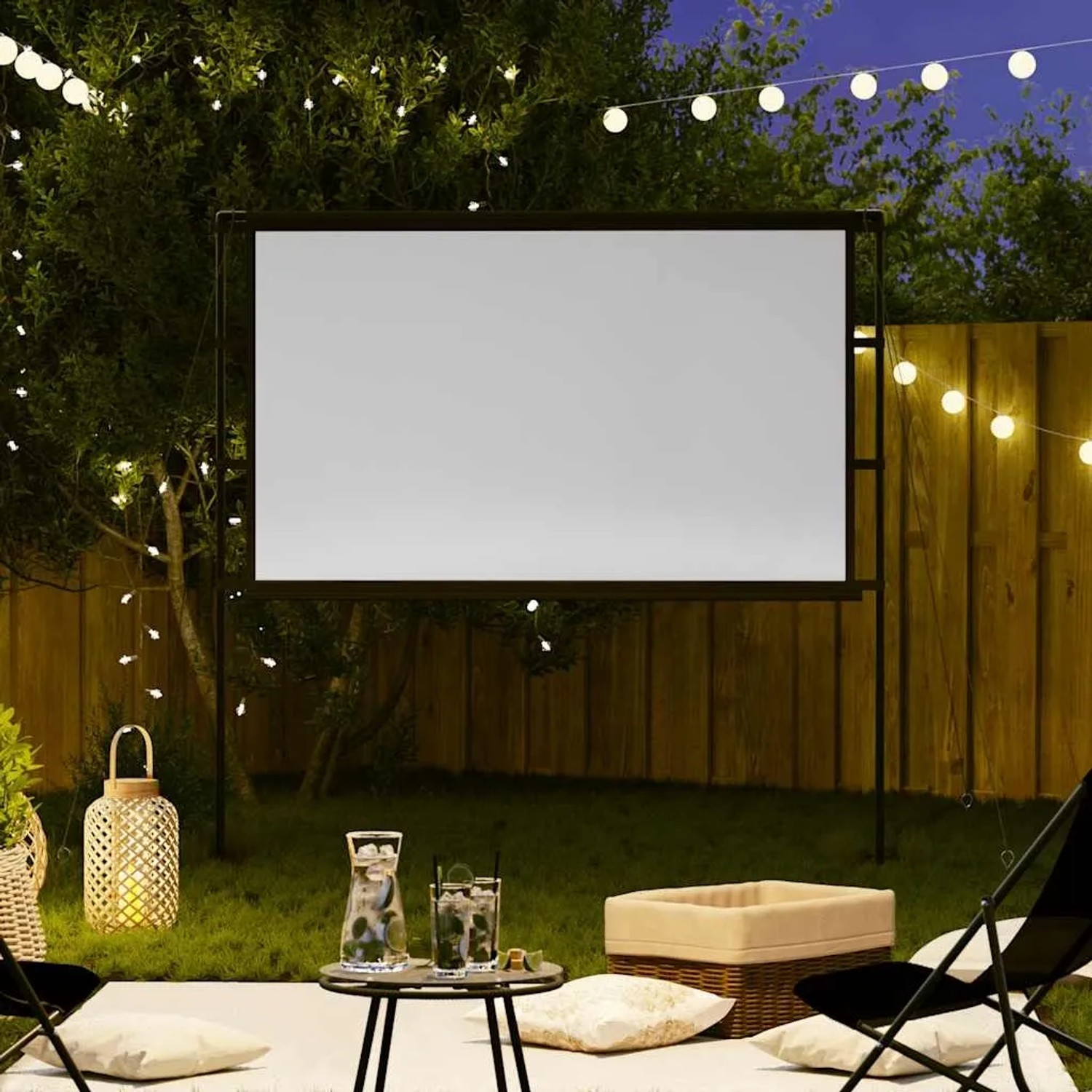 Weiße 84 Zoll 16:9 Projektionsleinwand auf schwarzen Ständern im Garten bei Nacht, ideal für Outdoor-Filmabende.