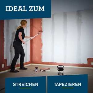 Frau streicht Wand mit LED-Arbeitsleuchte The Painter im Einsatz. Baustrahler für Maler- und Tapezierarbeiten.